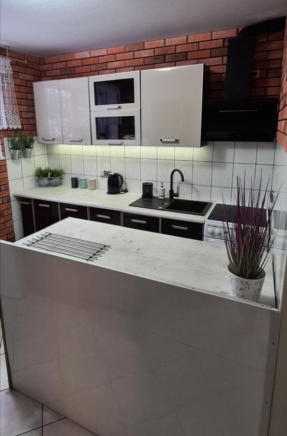 Quiet Basement Apartment Poznan Ngoại thất bức ảnh